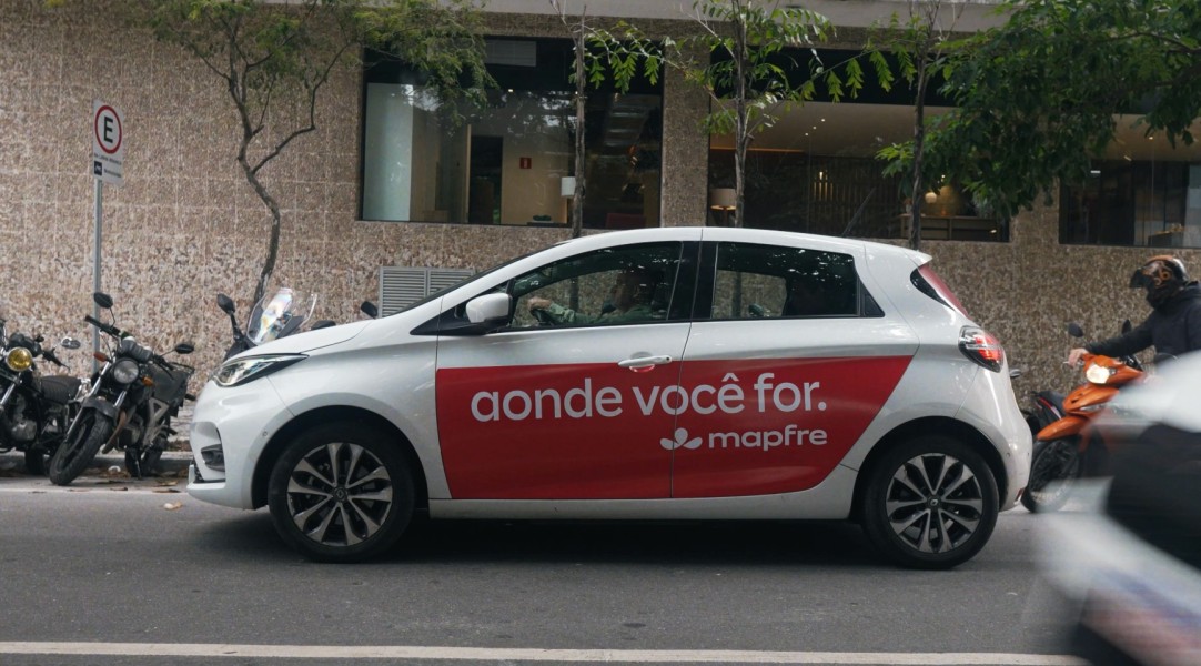 mapfre-fecha-parceria-com-carros-de-aplicativo-e-leva-rebranding-as-ruas-em-campanha-ooh