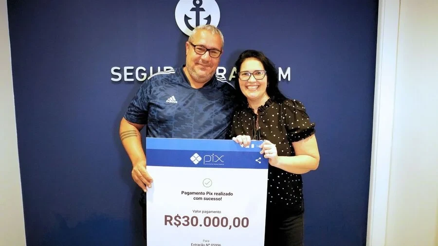foi-uma-grande-surpresa-cliente-da-seguradora-alm-recebe-premio-do-pix-premiado-e-planeja-investir-no-futuro-das-filhas
