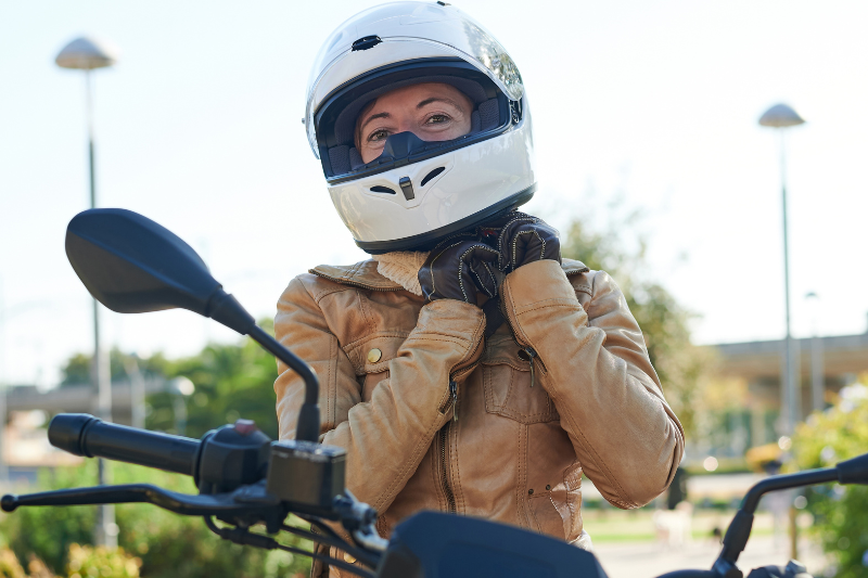 mais-mulheres-pilotando-motos-impulsionam-contratacao-de-seguros
